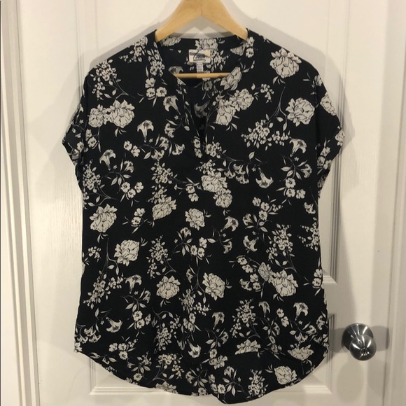 Black short sleeved top with white flowers. - Picture 1 of 4